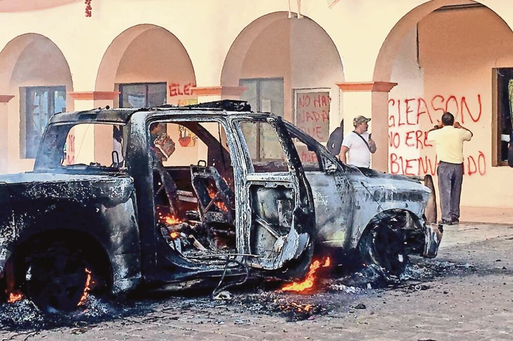 Inconformidad. La quema del vehículo se realizó presuntamente por la presencia del senador Roberto Albores Gleason