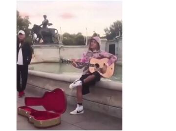 Justin Bieber le da una serenata a Hailey Baldwin en Londres
