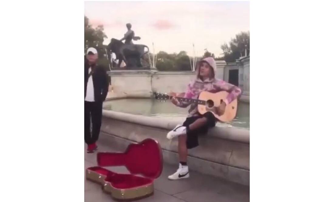 Bieber actuó como un cantante callejero mientras le cantaba a su amada Hailey Baldwin