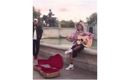Justin Bieber le da una serenata a Hailey Baldwin en Londres