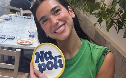 Dua Lipa luce bonito bikini con estampado polka dot en Italia