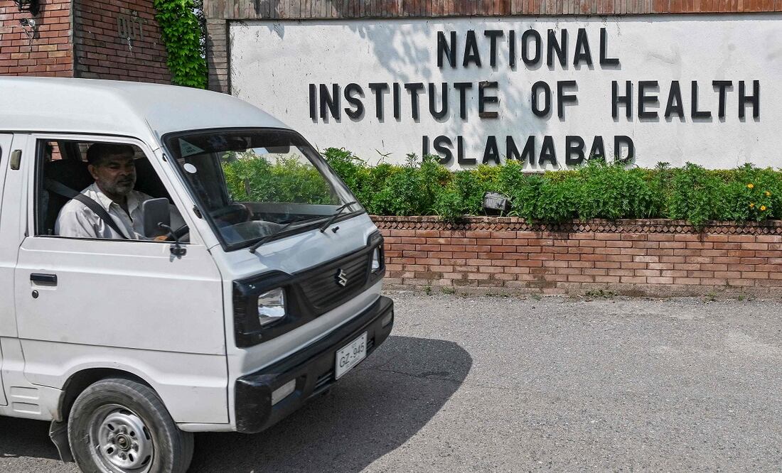 Un hombre que viaja en un vehículo pasa por el edificio del Instituto Nacional de Salud (NIH), un instituto de investigación paquistaní principalmente responsable de investigaciones biomédicas y relacionadas con la salud, en Islamabad. Foto: AFP