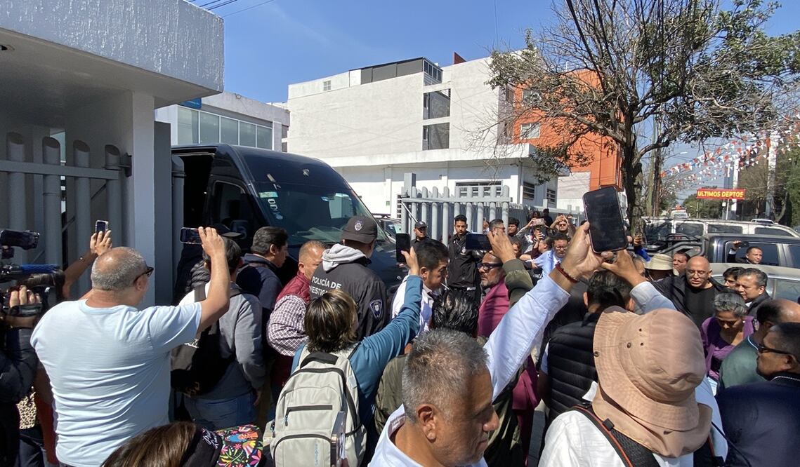 Fueron trasladados 18 personas de la Coordinación Territorial Cuh-1 de la Fiscalía General de Justicia capitalina al Reclusorio Norte en la Ciudad de México se les imputa robo, lesiones y tentativa de Homicidio, el 18 de noviembre de 2025. Al lugar llegaron familiares y activistas para tratar de impedir el traslado. Foto: Francisco Rodríguez/EL UNIVERSAL