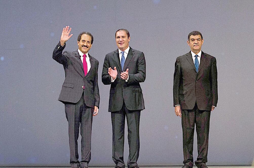 El rector Alfonso Esparza (izq.) ratificó su compromiso con la comunidad universitaria; a la derecha, el mandatario poblano lo reconoce (ESPECIAL)