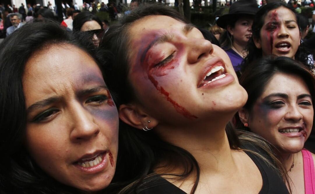 Women painted bruises on their faces to protest violence - Photo: Dolores Ochoa/AP