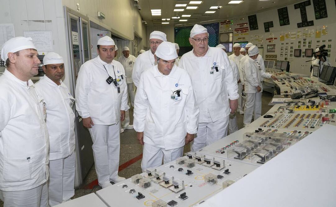 Director General del OIEA, Rafael Grossi (R), visitando la central nuclear de Kursk en Kurchatov, región de Kursk, en la frontera entre Rusia y Ucrania. Foto:EFE
