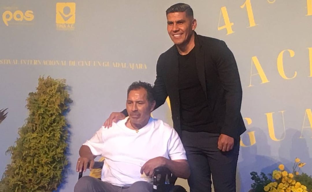 En paralelo al documental, Salcido estaría por editar un libro biográfico en el que no abordará el tema futbolero. En la foto, durante la premier, Salcido aparece junto a Benjamín Galindo, apodado el "Maestro", una de las leyendas más grandes en la historia del fútbol mexicano.
FOTO: César Huerta/EL UNIVERSAL