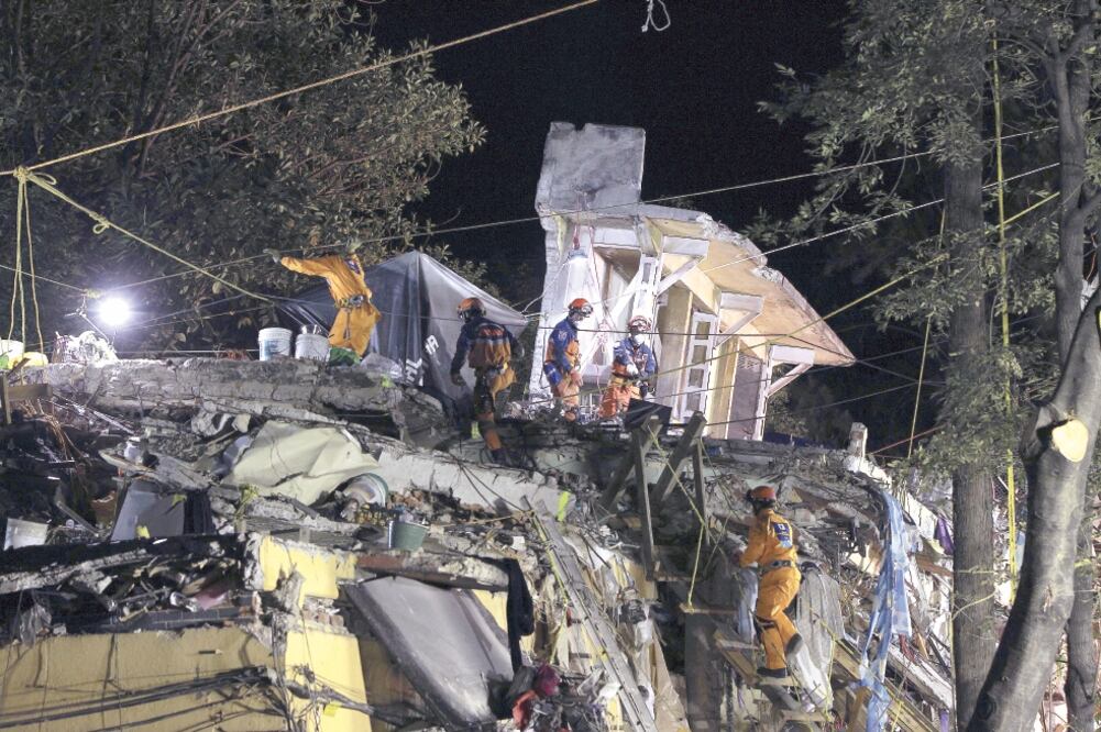 Aunque ayer todavía seguían los rescates en edificios colapsados, diversas empresas han donado para la reconstrucción en México (MARIO GUZMÁN. EFE)