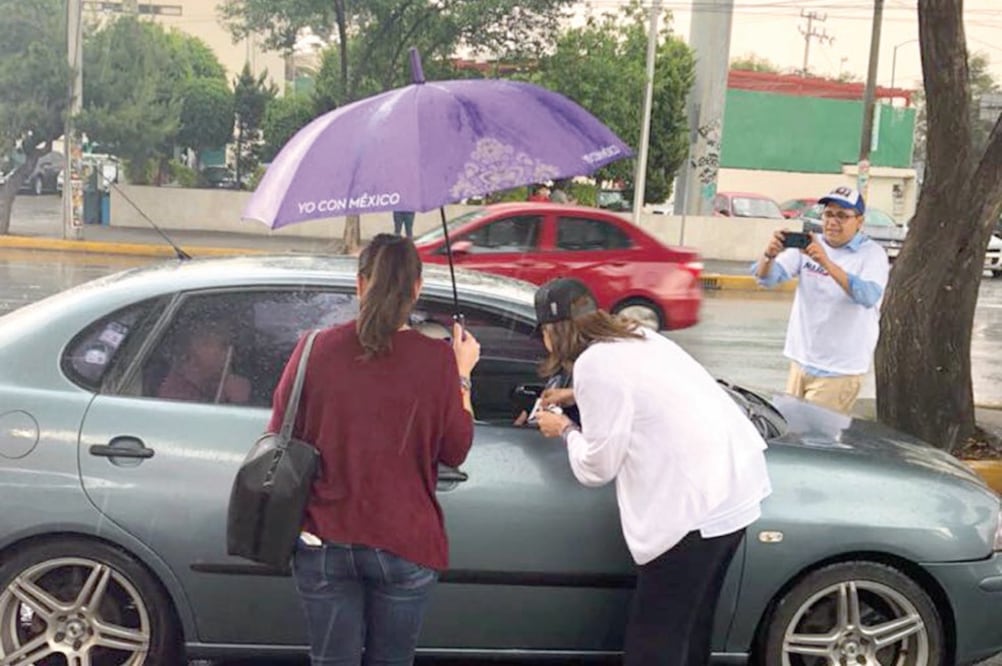 La candidata Margarita Zavala repartió volantes en las inmediaciones de la Glorieta de Camarones en Azcapotzalco. Foto: CORTESÍA