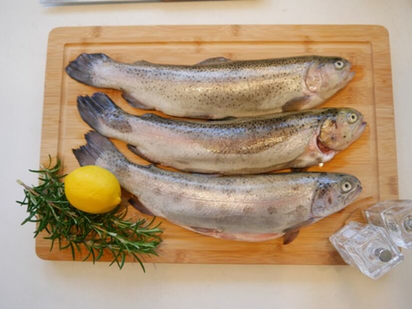 El chef Carlos Anaya te enseña a cocinar trucha en salsa verde con verdolagas