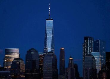 Iluminan “Torre de la Libertad” de NY en solidaridad con catedral de Notre Dame