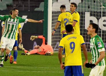 Con Guardado y Lainez, Betis derrota al Cádiz