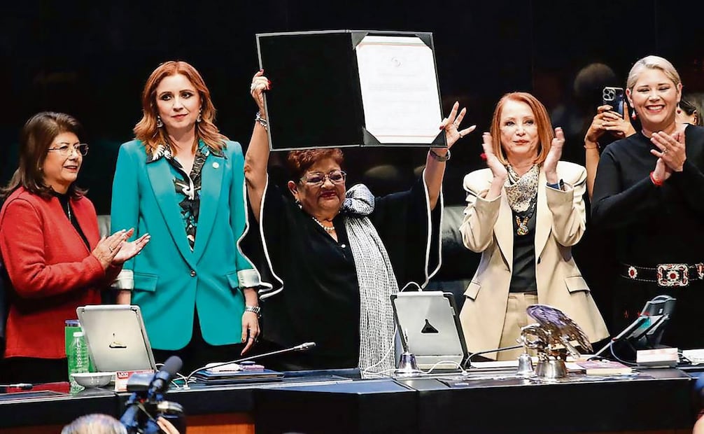 En medio de polémica y especulaciones, a finales de noviembre se da la renuncia de Alejandro Gertz Manero al cargo de fiscal General de la República para ocupar, dijo él, una embajada en una nación amiga. En un proceso apresurado, Ernestina Godoy, entonces consejera jurídica de la Presidencia, es electa nueva fiscal. Foto: AFP