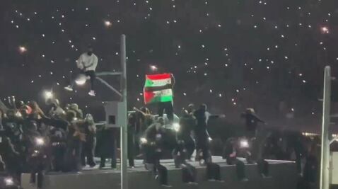 VIDEO: Manifestante propalestino irrumpe en show del medio tiempo del Super Bowl; ondea bandera en el campo