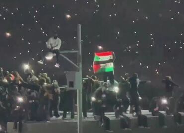 VIDEO: Manifestante propalestino irrumpe en show del medio tiempo del Super Bowl; ondea bandera en el campo