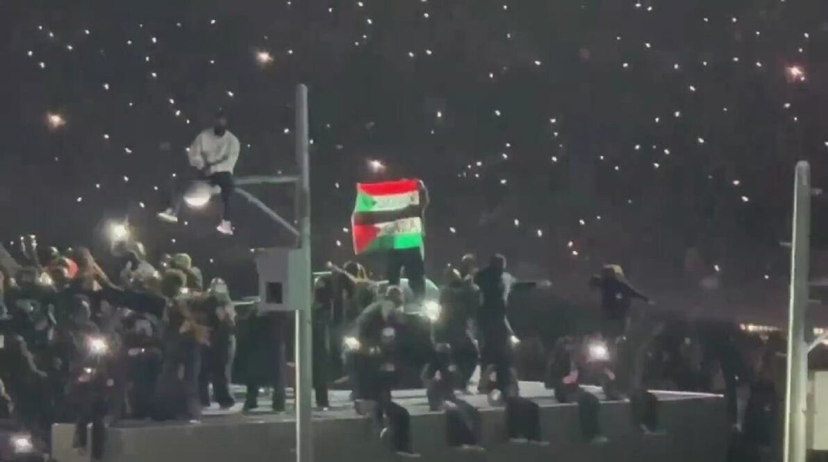 Un hombre con una bandera palestina irrumpió en el Super Bowl 2025, durante el show de medio tiempo del rapero Kendrick Lamar. FOTO: CAPTURA