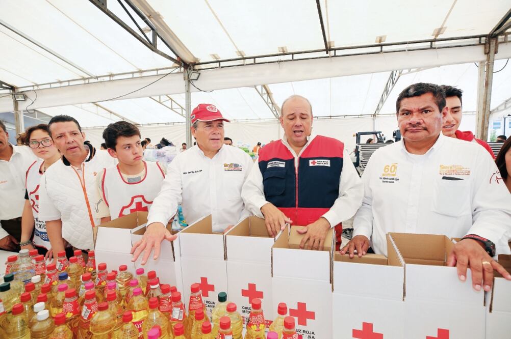 El Sindicato Nacional de Trabajadores de la Educación entregó al Ejército y a la Cruz Roja el apoyo del magisterio para las víctimas, el cual será enviado a las comunidades que lo necesiten. (ESPECIAL)