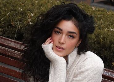 Ale Capetillo luce pantalón culotte plateado, elegante y festivo