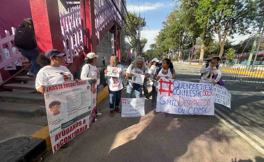 Cerca de 10 mujeres integrantes de colectivos de búsqueda de la Ciudad de México se congregaron sobre Calzada de Tlalpan portando pancartas, fichas de búsqueda, cartas y playeras con los rostros de sus seres queridos. Foto: Juan Carlos Williams / EL UNIVERSAL.