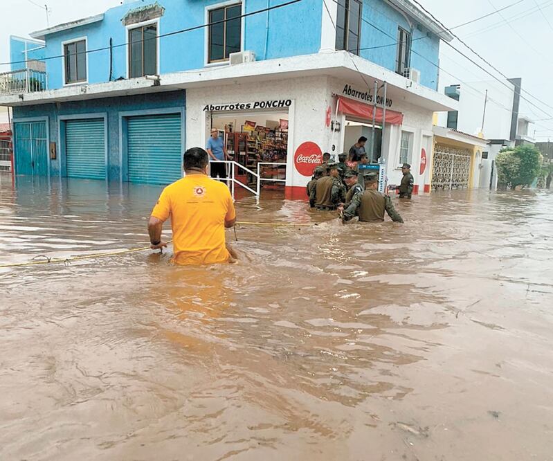 Las lluvias registradas en Mazatlán inundaron 22 colonias y en algunas zonas del centro histórico, el nivel del agua alcanzó hasta 1.20 metros. Foto/ESPECIAL