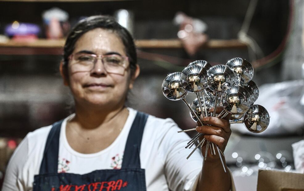 Respecto a los productos chinos que han acaparado el mercado, Josefina se mantiene optimista. “Ni la esfera china de plástico nos quitó el gusto de hacer vidrio soplado”. Fotos: Gabriel Pano/EL UNIVERSAL