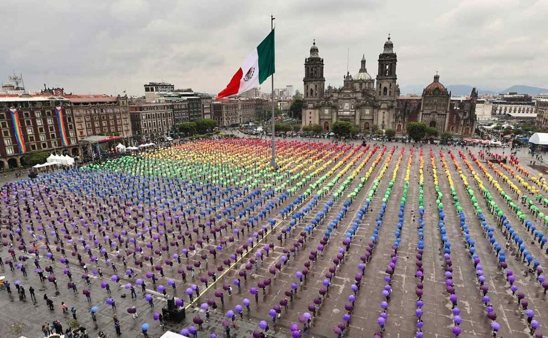 Crean bandera gigante LGBT en el Zócalo 22/06/2025. Foto: Berenice Fregoso. EL UNIVERSAL