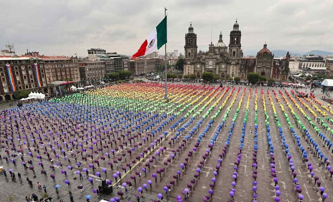 Crean bandera gigante LGBT en el Zócalo 22/06/2025. Foto: Berenice Fregoso. EL UNIVERSAL