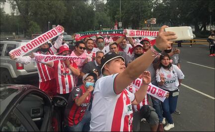 Aficionados del Necaxa llegan en caravana a Ciudad Universitaria