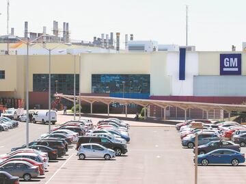 Siete sindicatos denuncian coerción en planta GM Silao