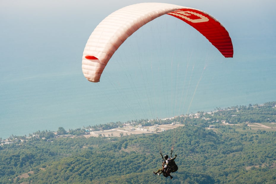 Parapente volar sobre la bahía. Foto: Cortesía
