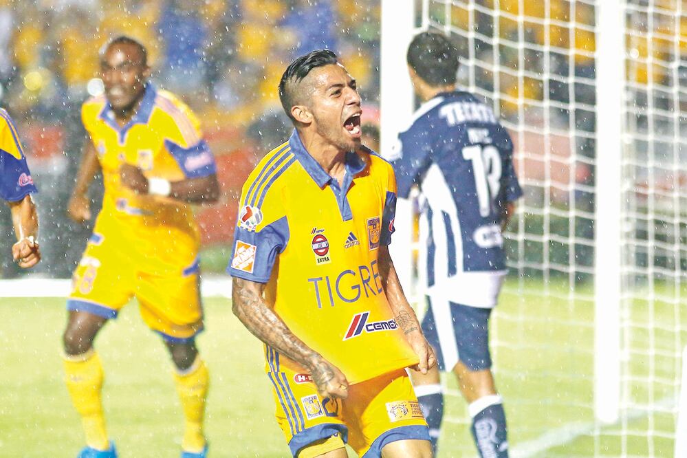 Javier Aquino consiguió el tanto de la igualada y de ahí en adelante Tigres dominó el encuentro sobre unos Rayados incapaces de dar batalla (GUSTAVO VALDEZ. JAM MEDIA)