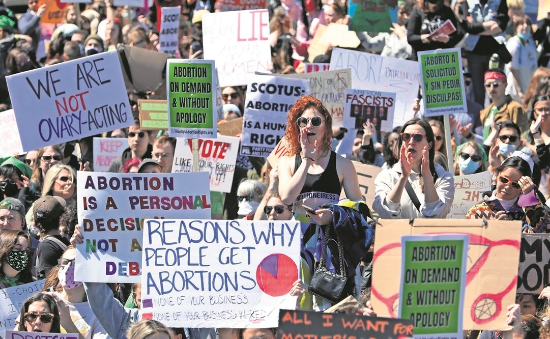 Manifestantes se reunieron ayer en Chicago, Illinois, en una marcha en apoyo del derecho al aborto. Foto: AP 