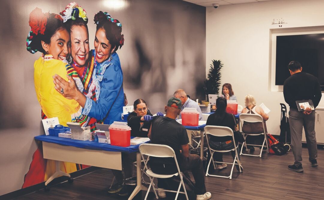 Jornada de inmunización en el Centro de Recursos Comunitarios del Plan de Salud LA Care and Blue Shield of California Promise, en Los Ángeles. Foto: de PATRICK T. FALLON. AFP