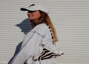 Conoce los bolsos hechos con tenis usados