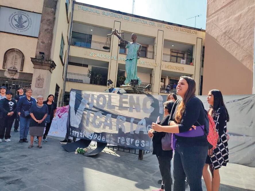 Familiares de Dulce y mujeres víctimas de violencia vicaria se manifestaron en el Poder Judicial de Morelos, para exigir justicia por el feminicidio de Dulce y el asesinato de Fernando. Foto: Justino Miranda / El Universal
