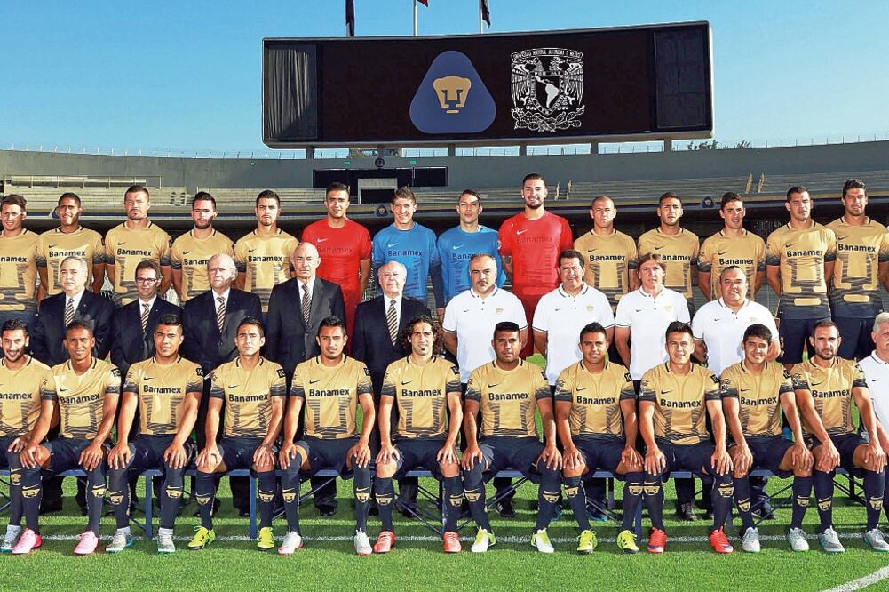 El conjunto de Pumas se tomó la fotografía oficial del Torneo Apertura 2015 en la cancha del estadio Olímpico Universitario (CORTESÍA CLUB UNIVERSIDAD)