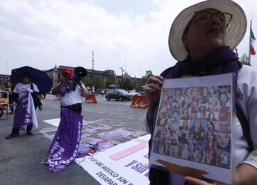 Familiares de víctimas de feminicidios colocan un memorial frente al Palacio de Gobierno en Edomex