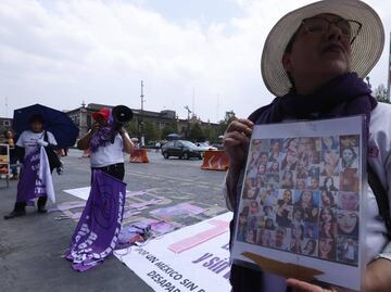 Familiares de víctimas de feminicidios colocan un memorial frente al Palacio de Gobierno en Edomex