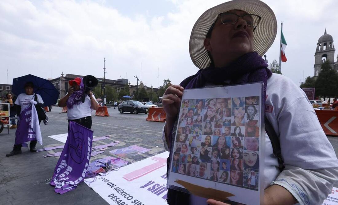 Familiares de víctimas de feminicidio y desaparición colocaron un memorial y protestaron frente a Palacio de Gobierno . Foto: Jorge Alvarado - EL UNIVERSAL