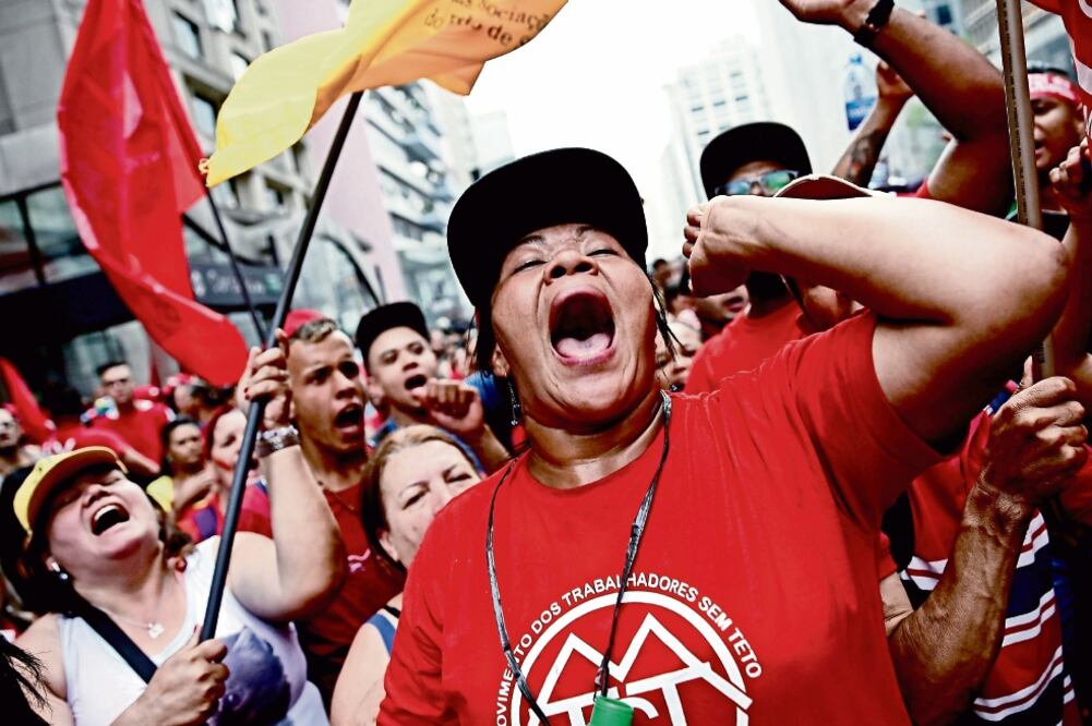 Un grupo de manifestantes participa en una movilización en contra del presidente brasileño, Michel Temer, ayer en Sao Paulo (FERNANDO BIZERRA JR. EFE)