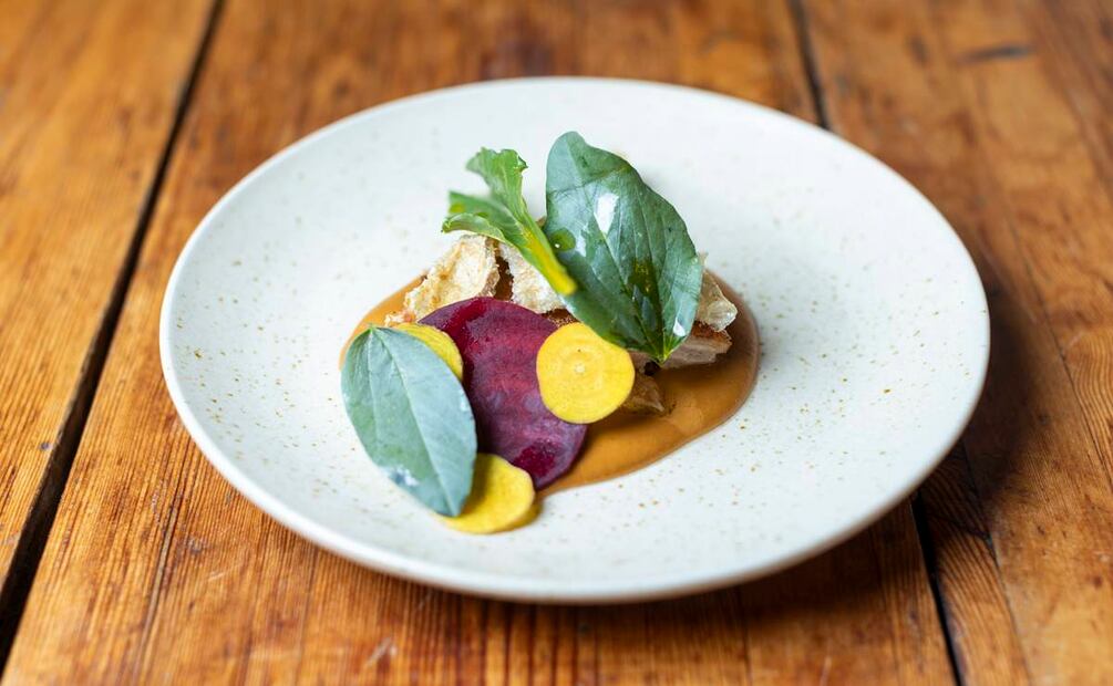 Lechón con mole encacahuatado, hoja de haba y betabel. Foto: Cortesía