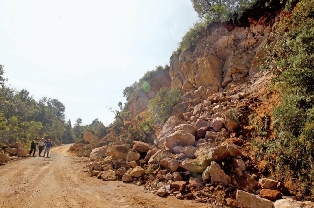 Desde hace casi un mes está cerrada la vía por los derrumbes, especialmente en el tramo del kilómetro 32.5, conocido como “El Veladero” (ARCHIVO. EL UNIVERSAL)