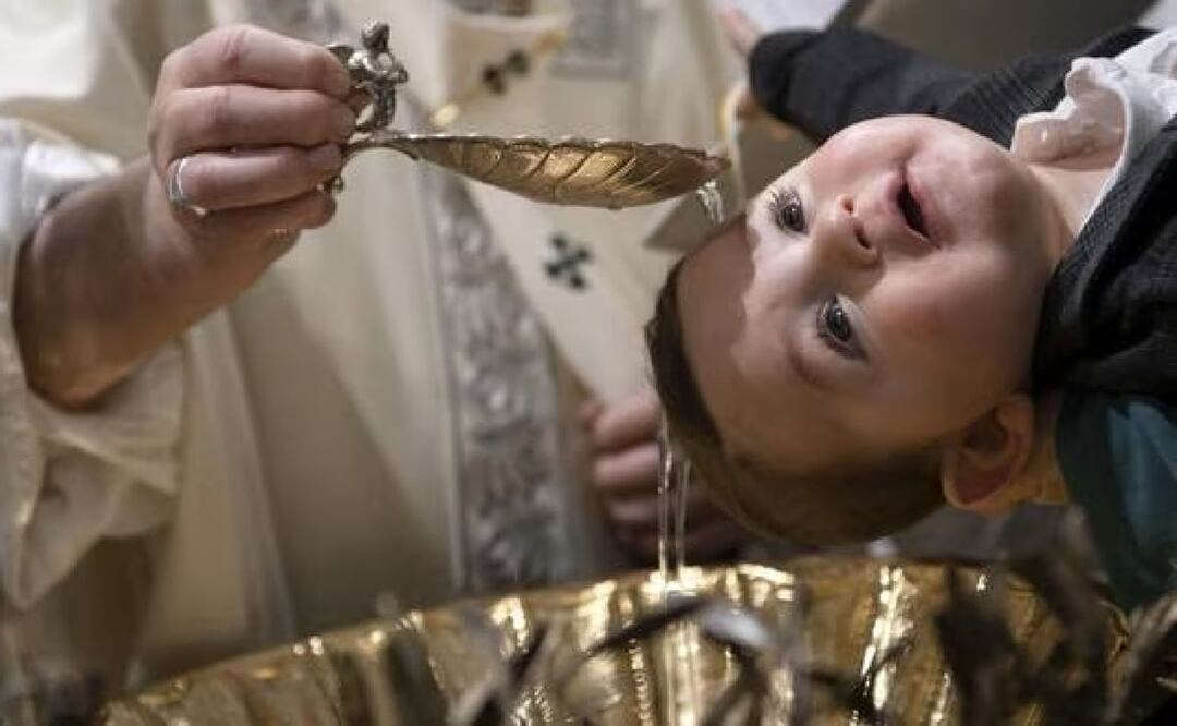 Desde el 9 de abril los bautizos, primeras comuniones e iniciaciones de adultos a celebrarse, se realizarán sin la presencia de padrinos ni madrinas. Foto: AFP