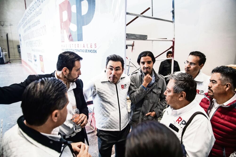 Fernando González Sánchez (tercero de izq. a der.) y René Fujiwara (a su lado), en un evento de Andrés Manuel López Obrador en Zacatecas. Foto: GERMÁN ESPINOSA. EL UNIVERSAL