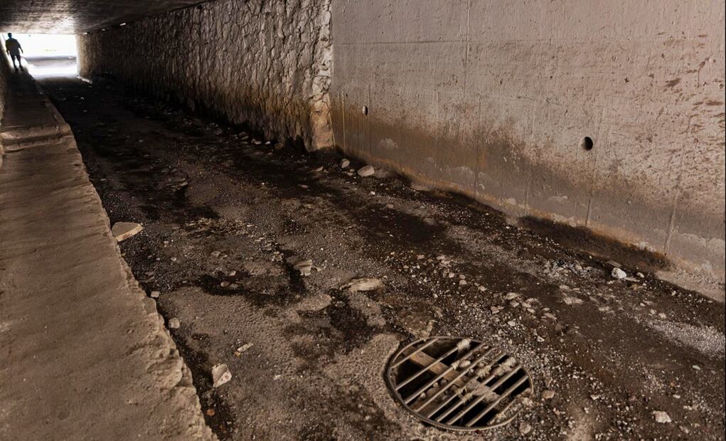 Los bajopuentes de la autopista México-Puebla, en el tramo de Iztapalapa a Los Reyes La Paz en ambos sentidos, lucen sumamente deteriorados y con poca iluminación en algún caso. Foto: Hugo Salvador / EL UNIVERSAL