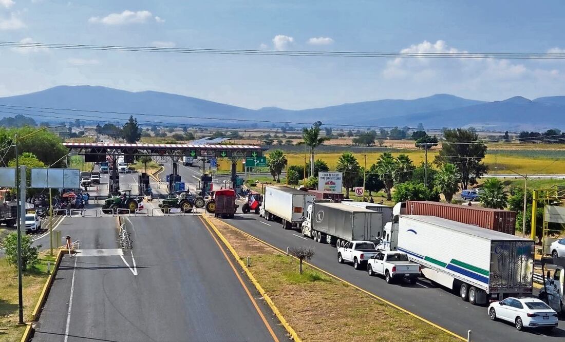 En Michoacán, los productores del campo bloquearon las casetas de cobro de Ecuandureo y Panindícuaro, en la Autopista de Occidente. Foto: Especial