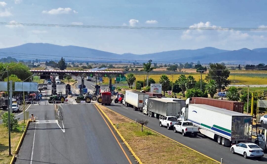 En Michoacán, los productores del campo bloquearon las casetas de cobro de Ecuandureo y Panindícuaro, en la Autopista de Occidente. Foto: Especial