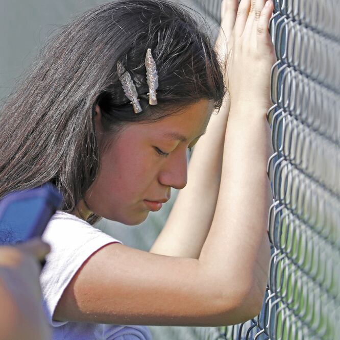 Tristeza. Una joven llora, afuera de una de las plantas donde ocurrieron las redadas, en Morton. ROGELIO V. SOLIS. AP