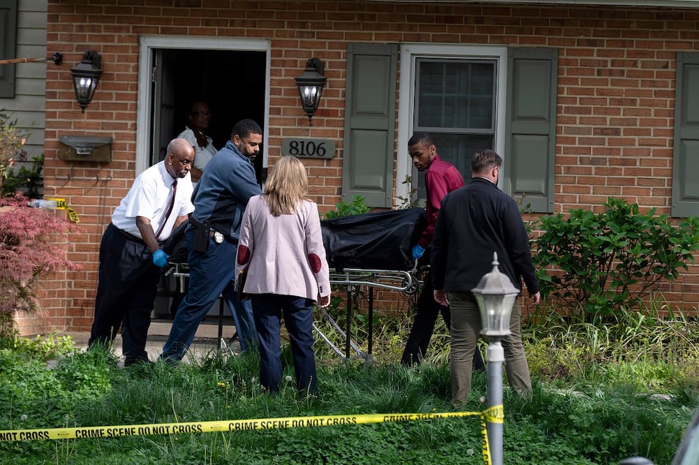 Autoridades remueven el cuerpo del exvicegobernador de Virginia, Justin Fairfax, en Annandale, Virginia. FOTO: CLIFF OWEN. AP