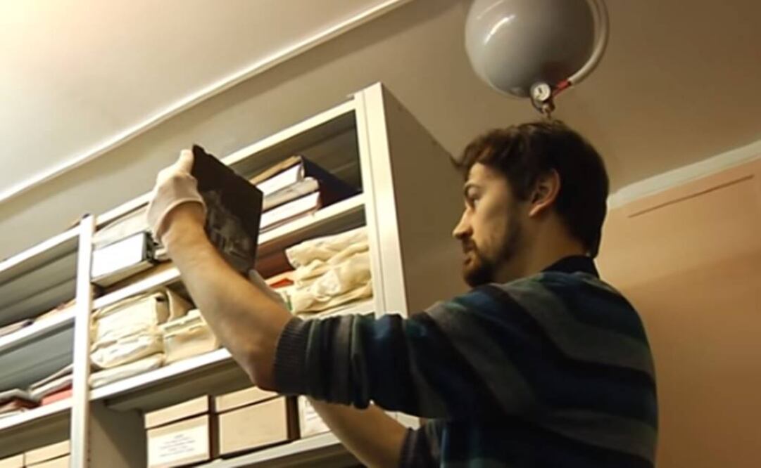 No fue sino hasta el trabajo de escanear las fotos en alta resolución que se descubrió a la pequeña. FOTO: Especial/RT.